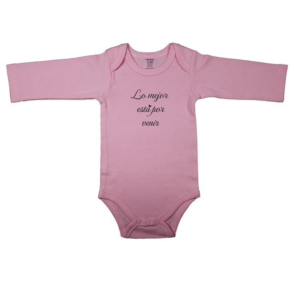 Light pink long sleeved baby bodysuit with Spanish quote on the front. "Lo mejor esta por venir" means "the best is yet to come". Beautiful Spanish baby bodysuit for pregnancy announcements and baby showers.